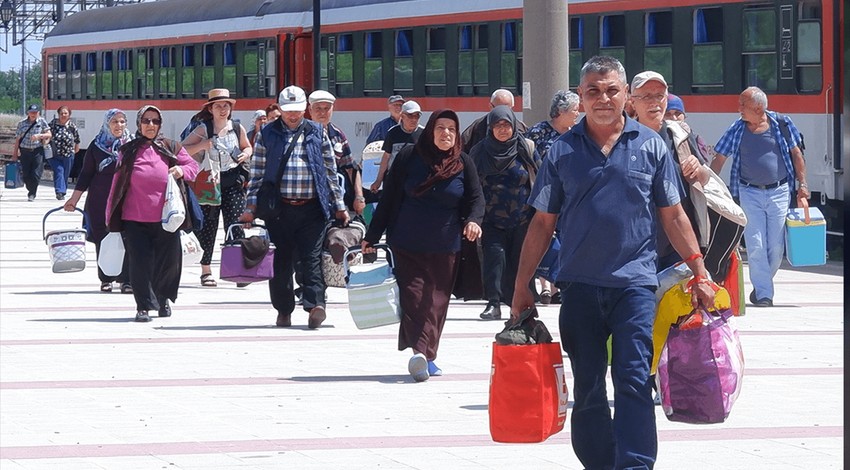 40 saat süren 1400 kilometrelik yolculuk! Akın akın geliyorlar