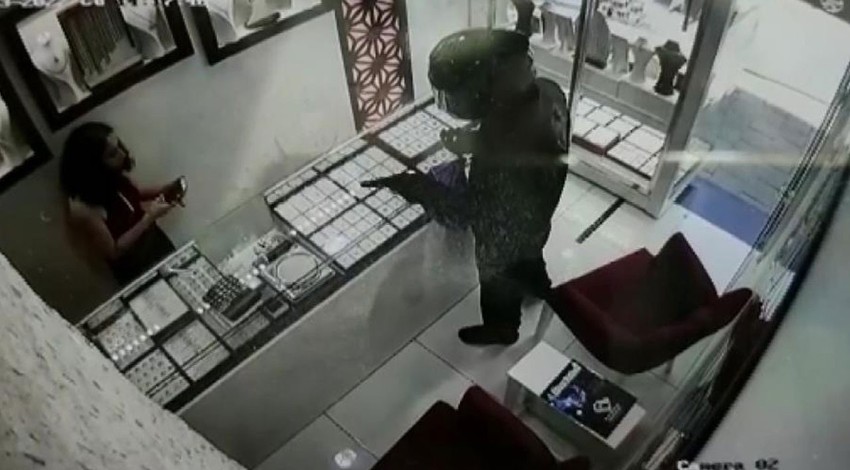 Kuyumcuyu soymaya geldi, korkup kaçtı