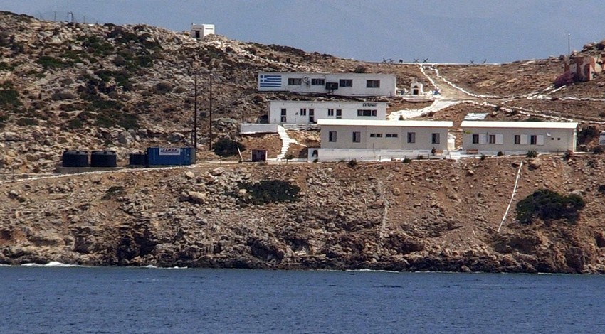 Keçi Adası'ndaki Yunan askerleri ve adaya yerleştirilen ağır silahlar görüntülendi