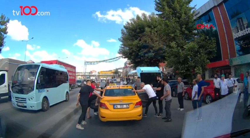 Sokak ortasında kadını darbeden maganda tekme tokat dayak yedi