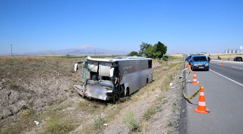 Kayseri'de otobüs yoldan çıktı! Çok sayıda yaralı var!