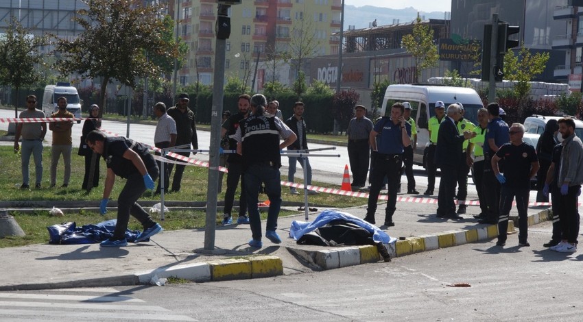 Freni boşalan vinç dehşet saçtı! Otomobil ve yayalara çarptı: 2 ölü, 1 yaralı