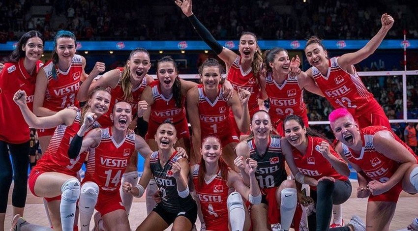 Voleybol takımının kızıl yıldızı derin göğüs dekoltesiyle ortalığı kasıp kavurdu