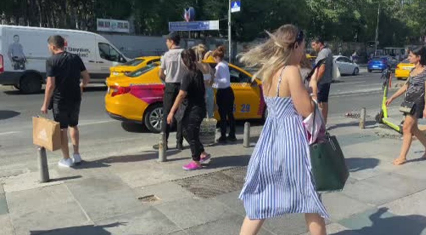 Taksicilerin vicdansızlığı böyle görüntülendi! Oralı bile olmadılar