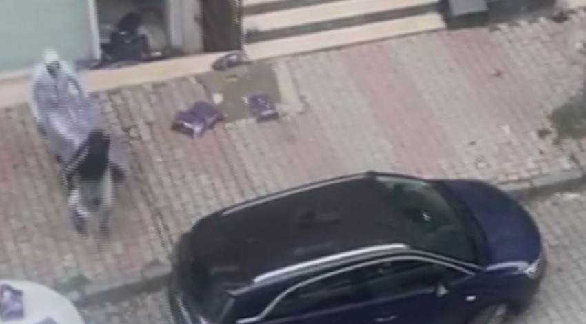 Hırsızların rahatlığı pes dedirtti! Kendilerini uyaranlara el salladılar!