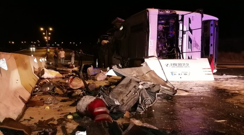 Hatay'da can pazarı! Gişelere çarpan yolcu otobüsü devrildi!