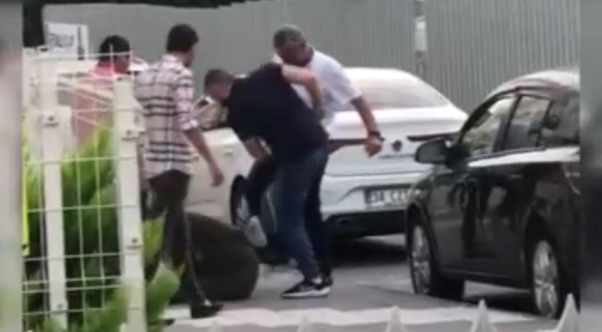 Tekme tokat dövdüler! Hırsızlık şüphelisine meydan dayağı