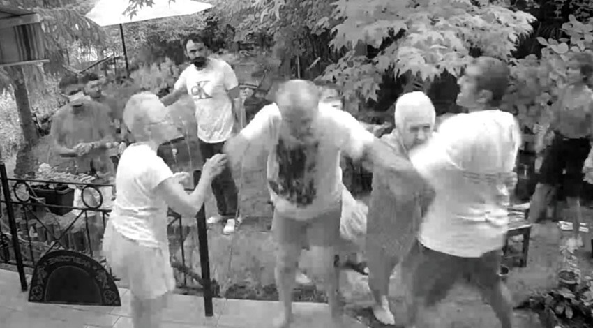 Beykoz'da lüks villa baskını kamerada! Evinin önünde tekme tokat darbettiler