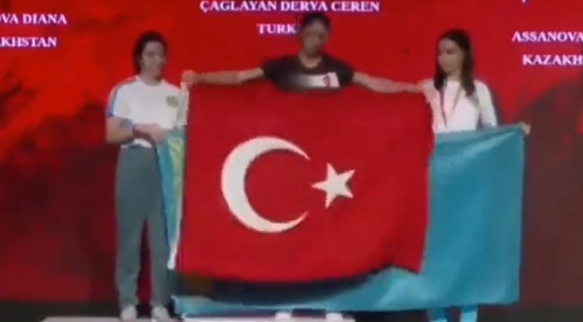 Kürsüde Kazakistan bayrağı açan sporculara, Türk bayrağı ile cevap verdi!