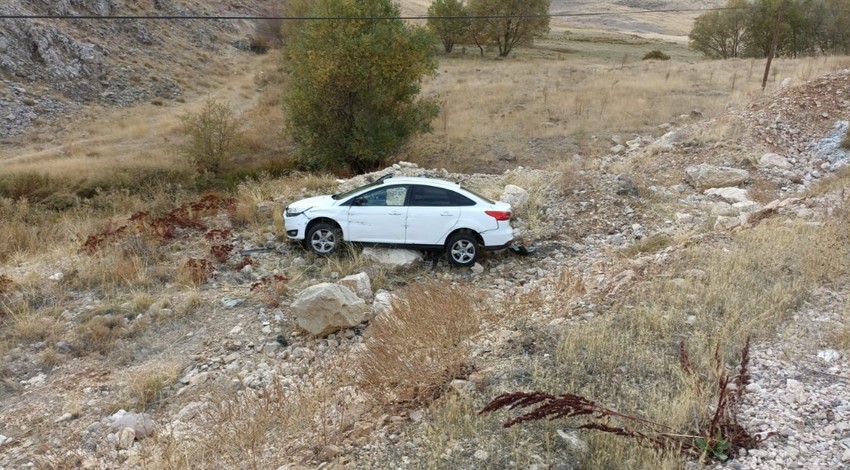Düğüne gideceklerdi! Otomobildeki 3 kişi şarampole uçtu!
