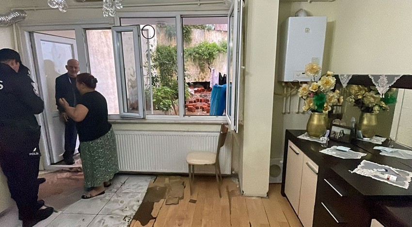 Beyoğlu'nda 6 katlı binanın istinat duvarı çöktü
