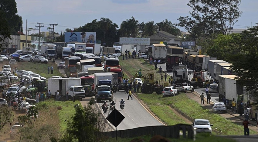 Brezilya'da ortalık karıştı! Yolları kamyonlarla kapattılar