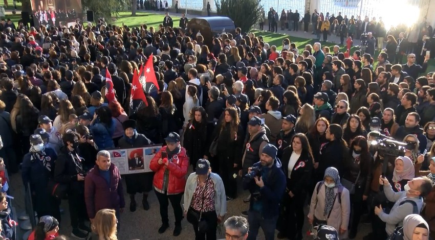84 yıldır bitmeyen özlem... Dolmabahçe'de Ata'ya sevgi seli