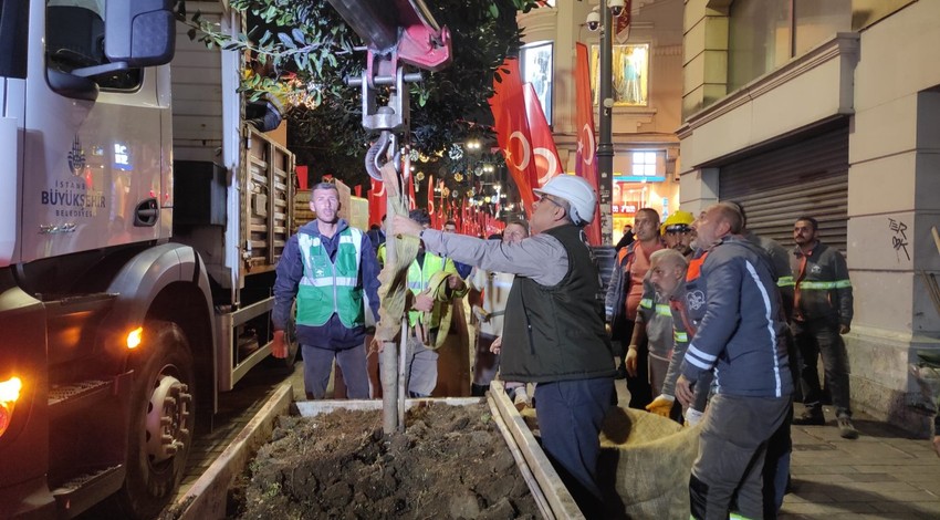 Beton saksılar tek tek kaldırılıyor! İstiklal Caddesi 22.00'den itibaren yaya trafiğine kapatılacak
