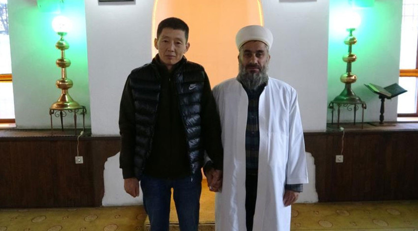 Kocasının Müslüman olduğu törene eşinin tepkisi damga vurdu