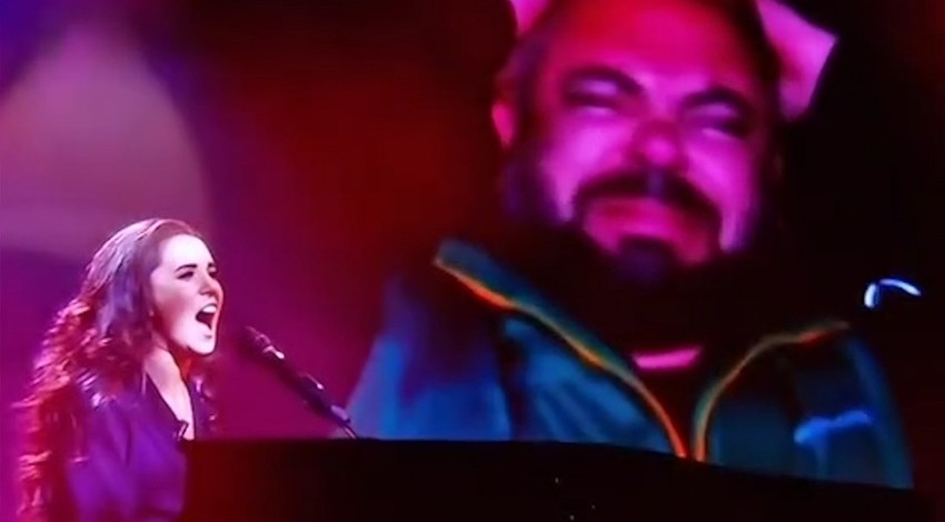Hollanda televizyonları canlı yayınladı! Depremde 16 yakını kaybeden Karsu "Neredesin Sen" türküsünü söyledi! Yürekler yandı