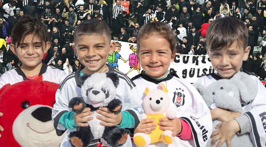 Tarihi görüntüler yaşanmıştı! Beşiktaş taraftarının gönderdiği oyuncaklar çocuklara ulaştı! Her bir kare yürekleri ısıttı