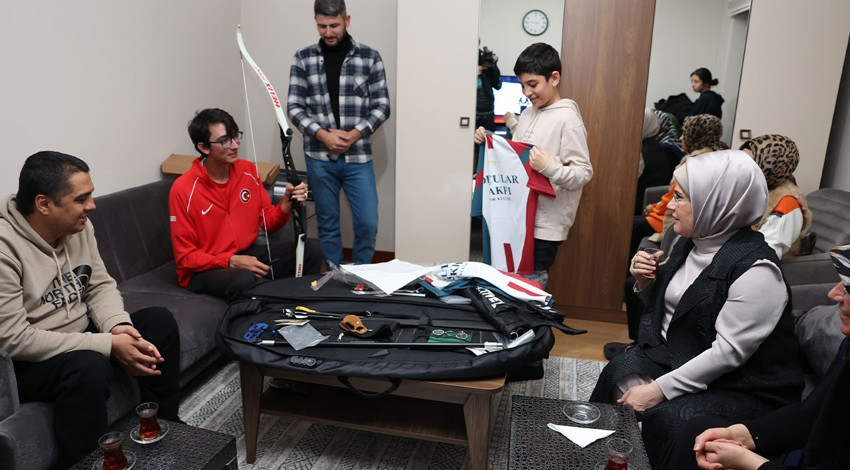 Emine Erdoğan’dan depremzede aileye iftar ziyareti! Ziyarette Mete Gazoz sürprizi!