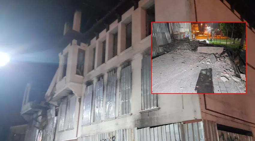 Tarihi bina gece yarısı çöktü, beton parçaları parkın içine düştü