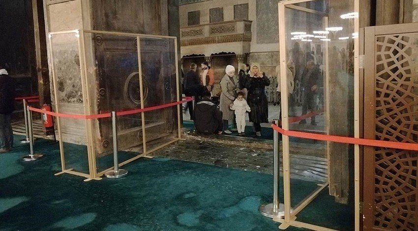 Ayasofya'da imparatorluk kapısı cam bölmeyle korumaya alındı