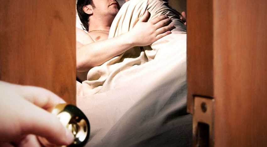 Sevgilisiyle cinsel ilişkiye girerken karısı tarafından basıldı…Üstünde havluyla camdan kaçmaya kalktıştı… Olayın sonrası çok feci