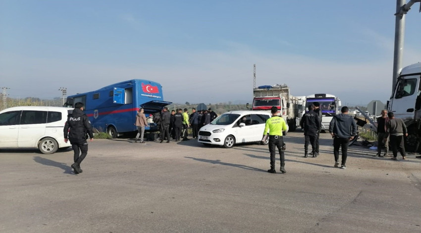 Manisa’da can pazarı! Cezaevi nakil aracı tırla çarpıştı: Çok sayıda yaralı!