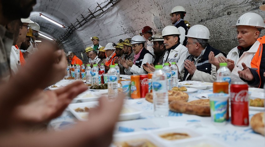 ﻿Bakan Dönmez yerin eksi 173 metre altında madencilerle iftar yaptı