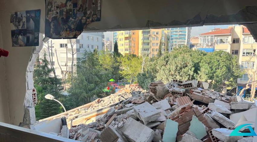 Katal'da korku dolu anlar... Yenilecek binayı yıkarken bitişiğindeki binaya da zarar verdiler