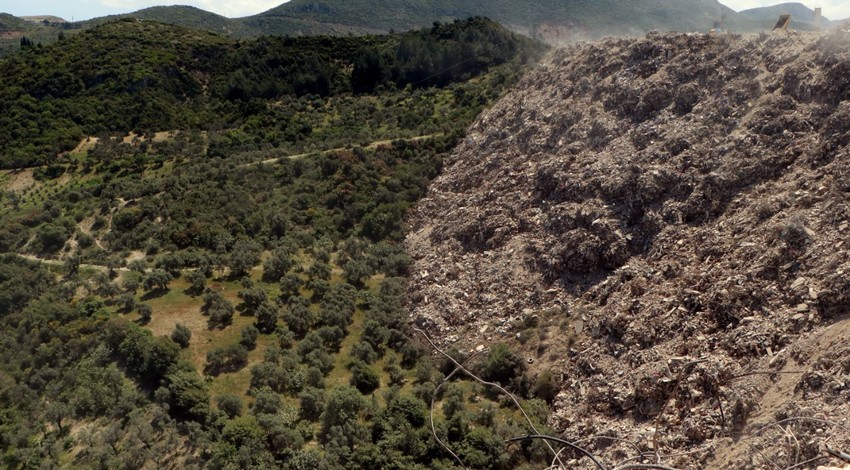 Hatay'da molozlar ormanlık alana dökülüyor! Uzman isimden çağrı: "Kanunlara uyulsun: Yapılan işlem hukuksuzdur"