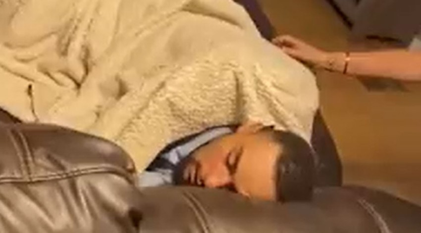 Uyuyan adama yaptıkları şey çok fena... Sizin başınıza gelse sinirden çıldırırsınız ama. Çok kötü kaydı