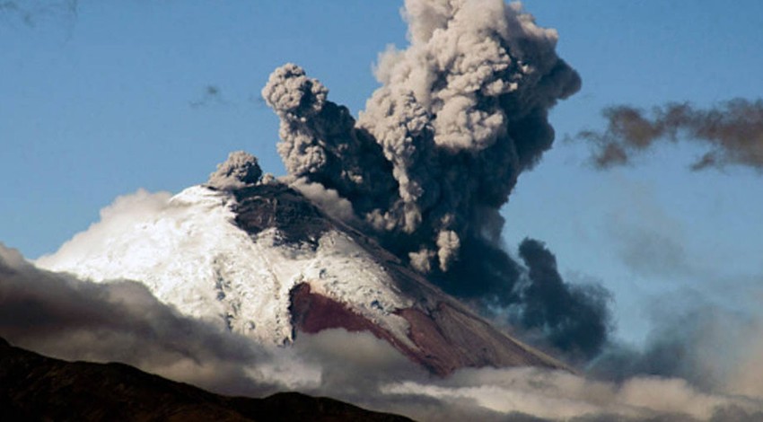 2 bin 200 metreyi aşıyor! Cotopaxi Yanardağı kül püskürtmeye başladı