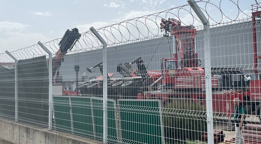 Bursa'da iş kazası! Yük indiren vinç devrildi: 1 işçi öldü 2 işçi yaralandı