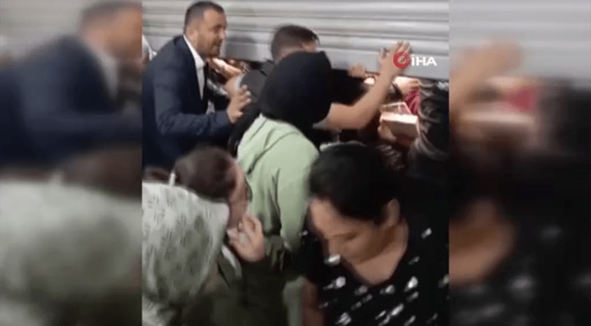 Esenyurt’ta ev eşyası satan mağazada izdiham! Vatandaşlar birbirlerini ezdi