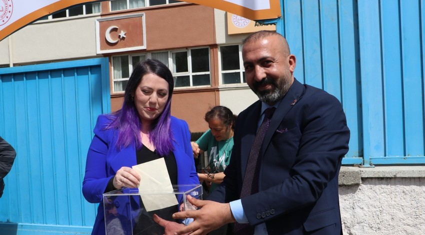 Sandıkta hayatının şokunu yaşadı! Özel pusulalı evlilik teklifi