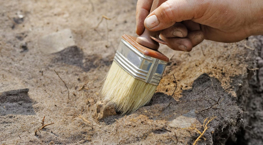 Toprağı kazıp kazıp aşağıda bir fırına ulaşan arkeologlar fırının içine bakınca kendilerini geri fırlattı. İçeride bir çocuk vardı