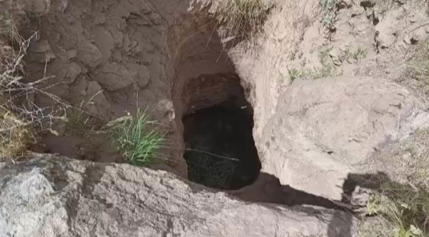 Defineciler tarafından saatlerce kazılan topraktaki delikten çıkan şey herkesi şaşkınlık yarattı... Eğer bulunmasalar orada çürüyeceklerdi
