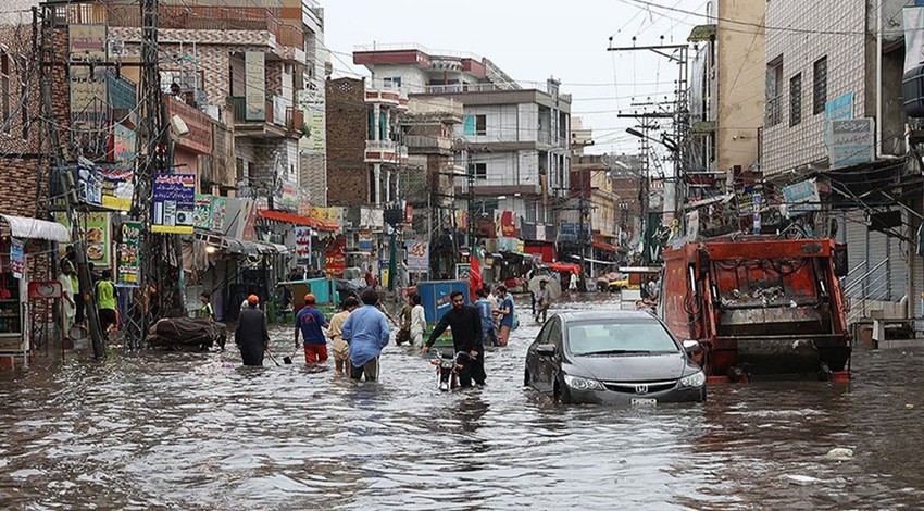 Pakistan’daki fırtınada bilanço artıyor! Can kaybı 32’ye yükseldi