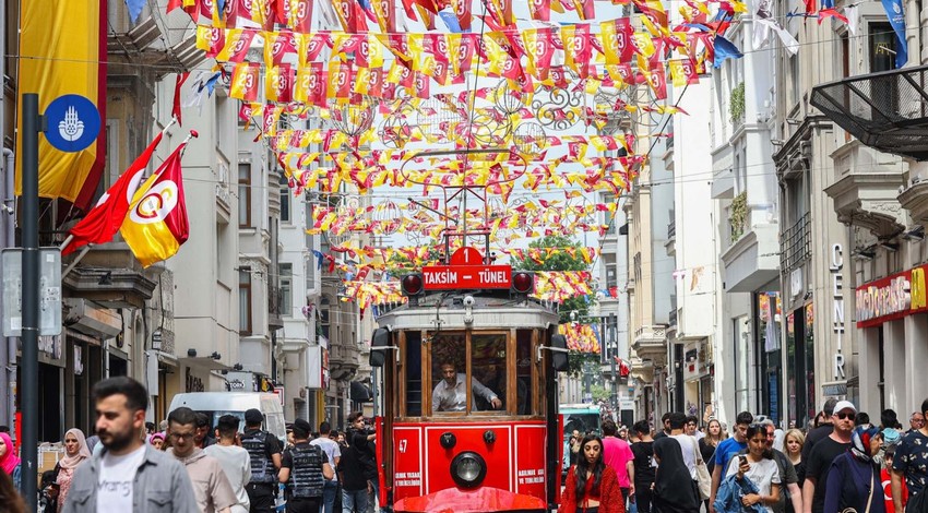 Taksim İstiklal Caddesi, Galatasaray bayraklarıyla donatıldı
