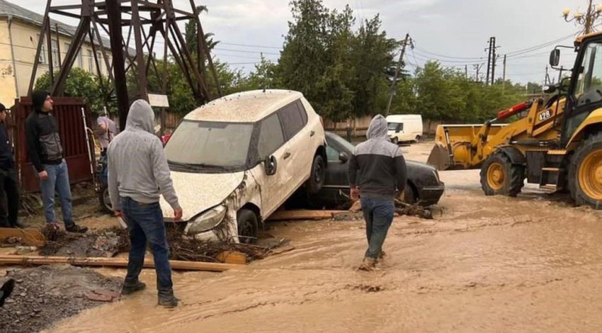 Gürcistan sele teslim oldu! Cadde ve sokaklar göle döndü