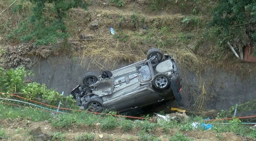 Kartal'da bariyerleri aşan araç su kanalına uçtu