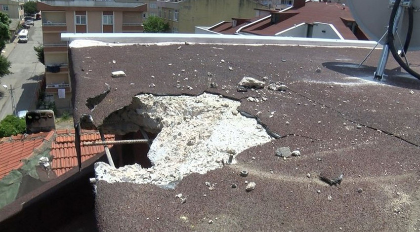 Sancaktepe'de korku dolu anlar! 5 katlı binanın çatısına düştü, elektronik cihazlar bozuldu