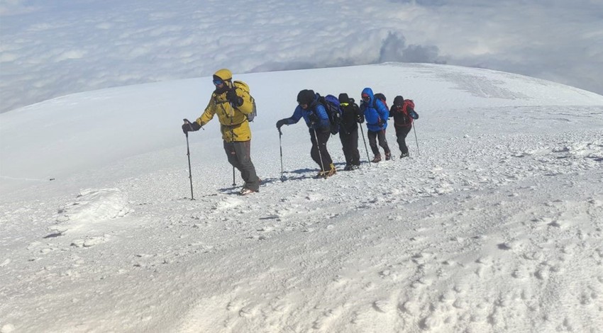 Yabancı turistler Ağrı Dağı zirvesinde