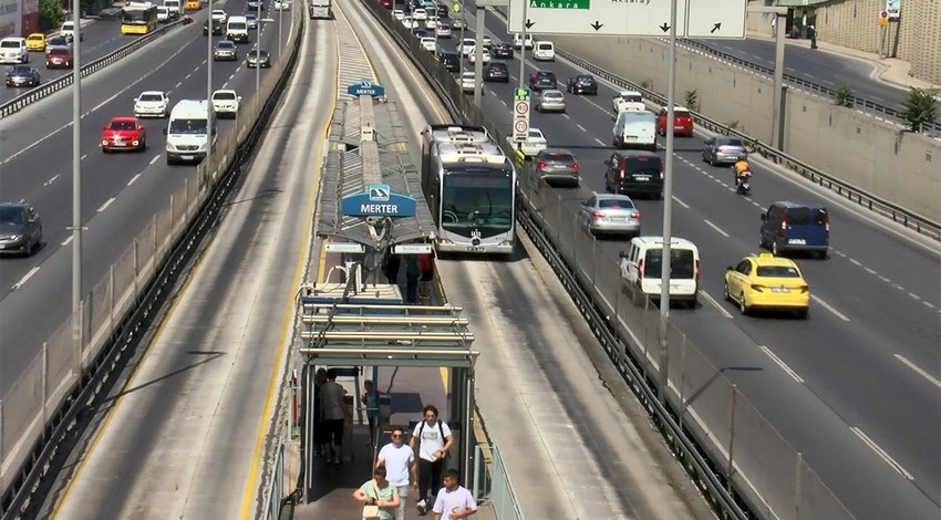 Metrobüs yolundaki çalışmalar nedeniyle trafikte yoğunluk had safhaya ulaştı! Sürücüler isyanda