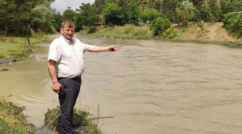 3 saat boyunca simsiyah olarak aktı... Ardından yayılan pis koku dakikalar içinde tüm her yeri sardı... Köylüler gidip baktığında yüzlercesini ölü olarak buldu