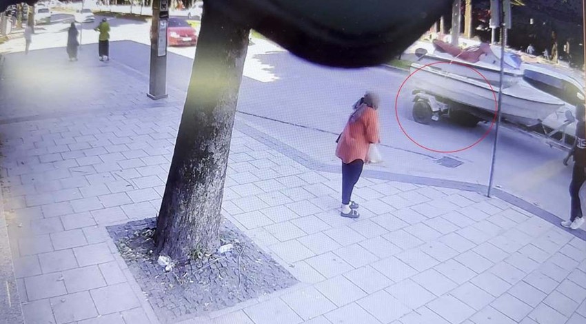 Böyle kaza herkesin başına gelmez! Karayolunda teknenin altında kaldı: Görenler gözlerine bile inanamadı