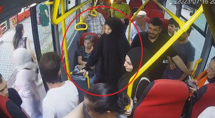 Toplu taşımada tesettürlü kıza hakaret! Yolculardan tokat gibi cevap geldi!