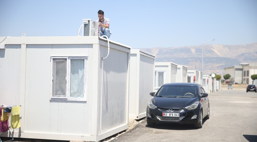 Depremzedelere sıcaktan koruma! Kahramanmaraş'taki depremzedelere klima takıldı