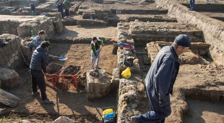 Kömür madencilerinin kazısı sırasında toprakta bir anda devasa boyutlarıyla ortaya çıktı. İşçiler kazma küreği bırakıp başında toplandılar