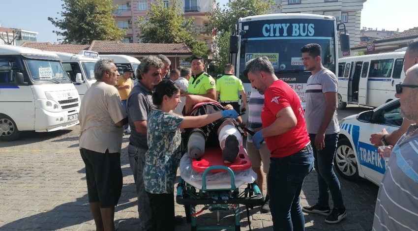 Bir ayağı protez olan engelli adama minibüs çarptı: Diğer bacağı yaralandı! O anlar kamerada