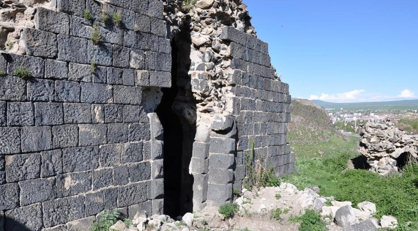 150 yıllık Gürcü kilisesine defineciler dadandı: Duvarların taşlarını bile söktüler!